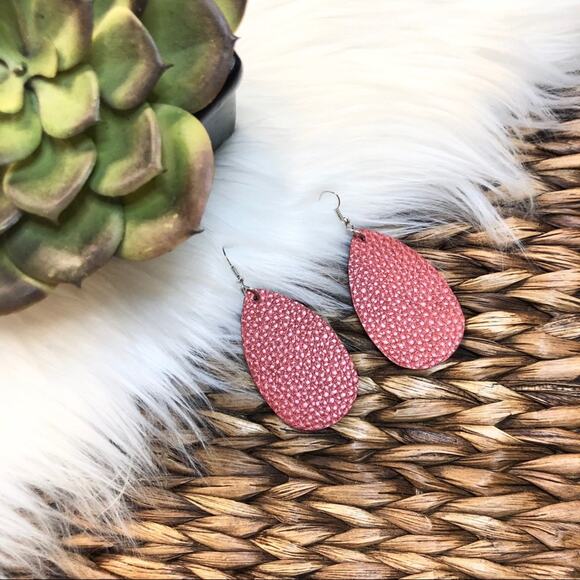 New in package rust reddish brown textured leather teardrop earrings - Picture 1 of 3